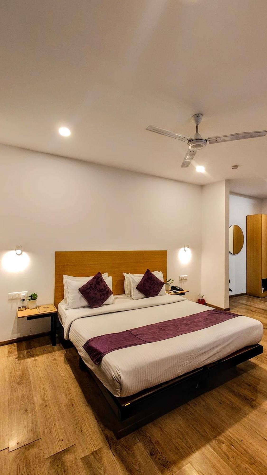 Hotel Mavens White Artemis Hospital Road Sector 52 Gurgaon Extérieur photo