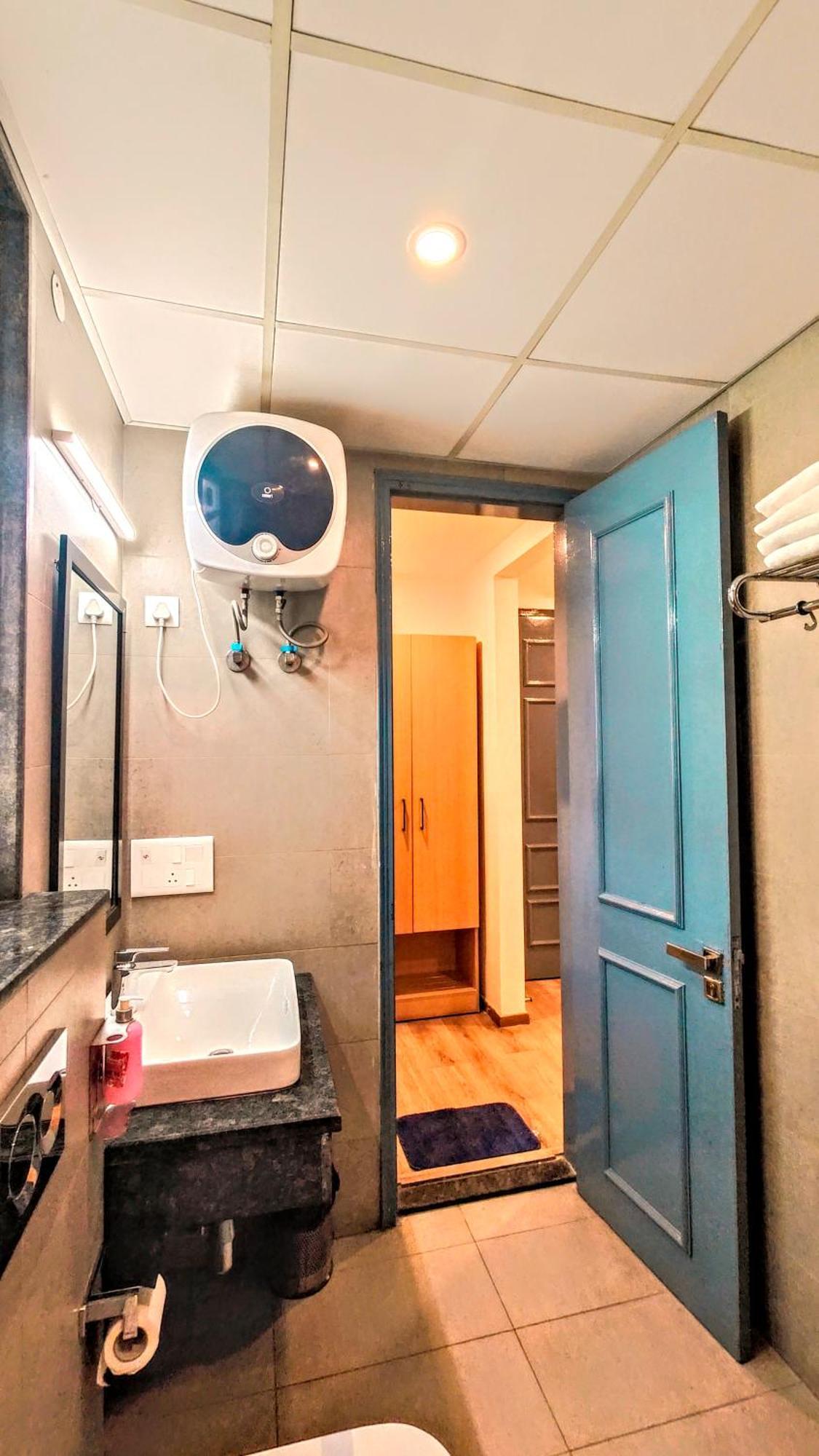 Hotel Mavens White Artemis Hospital Road Sector 52 Gurgaon Extérieur photo