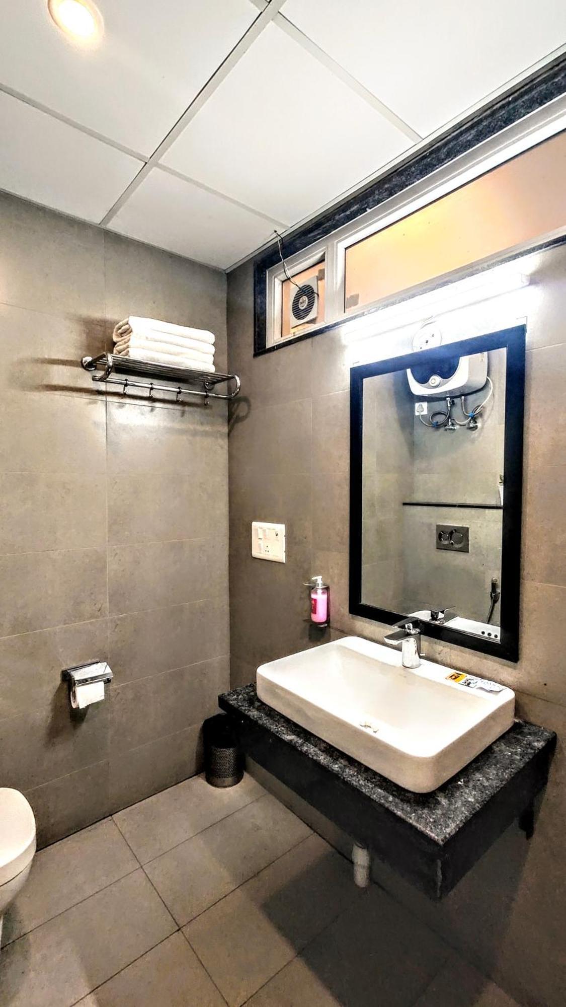 Hotel Mavens White Artemis Hospital Road Sector 52 Gurgaon Extérieur photo