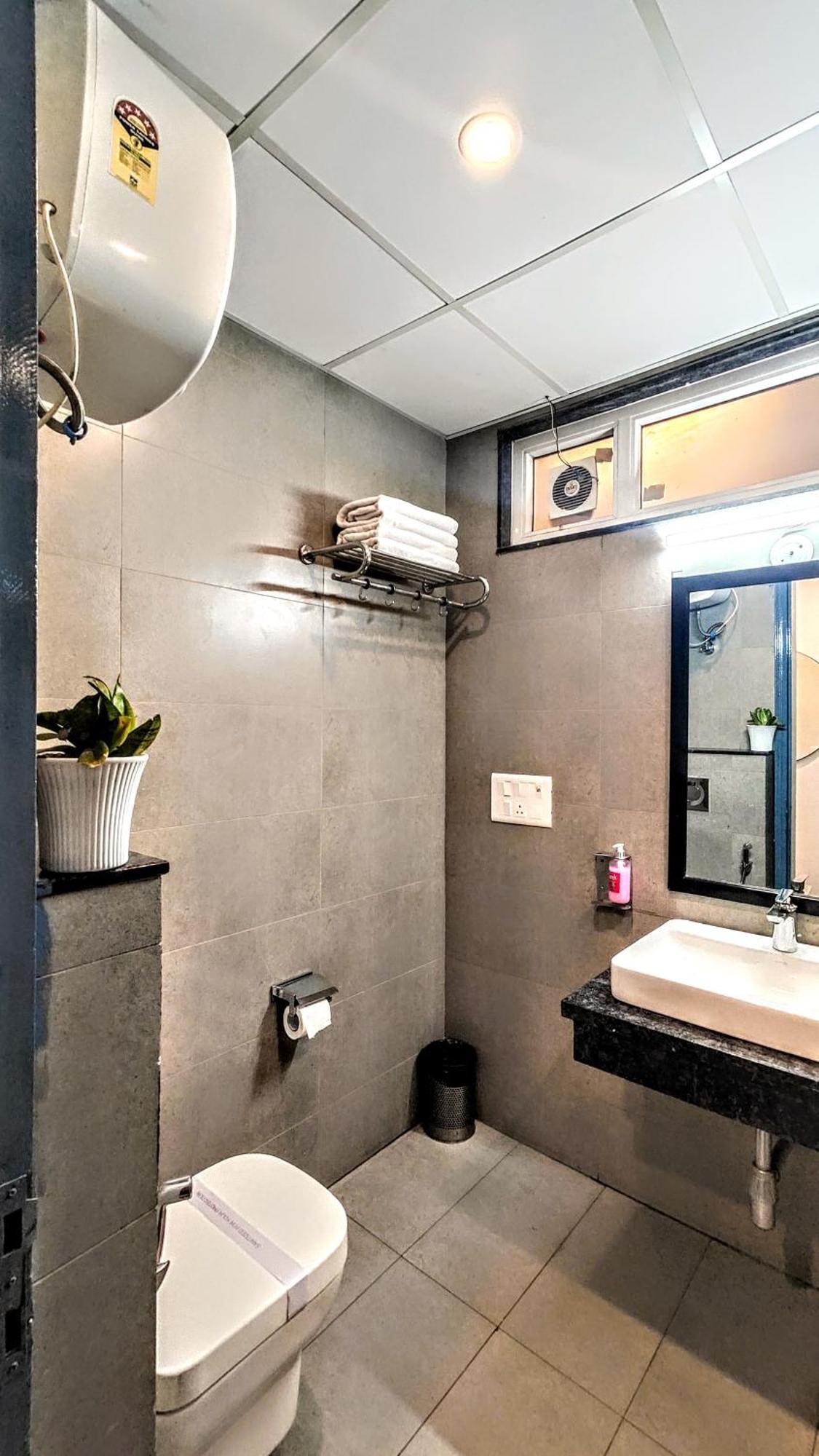 Hotel Mavens White Artemis Hospital Road Sector 52 Gurgaon Extérieur photo