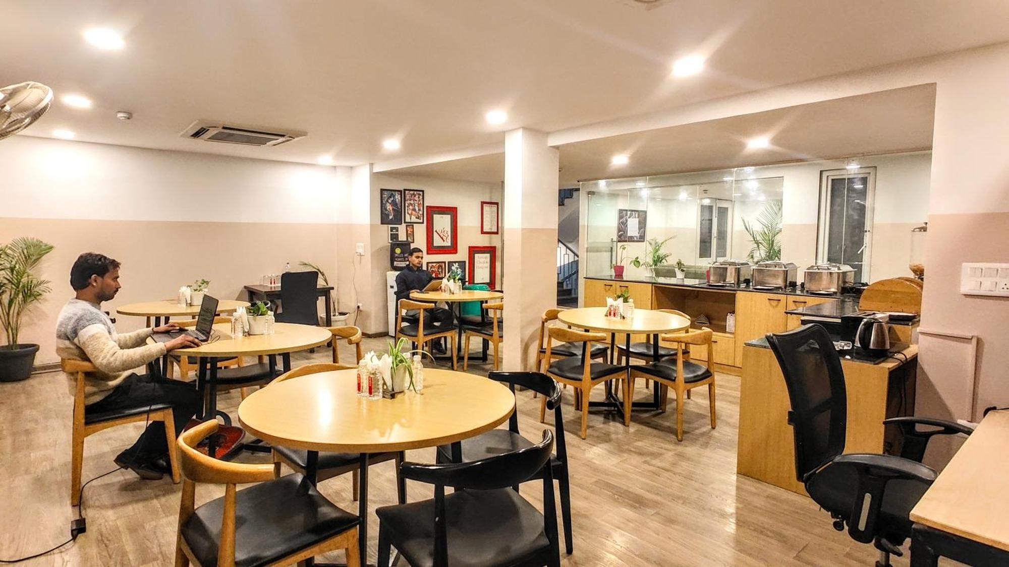 Hotel Mavens White Artemis Hospital Road Sector 52 Gurgaon Extérieur photo
