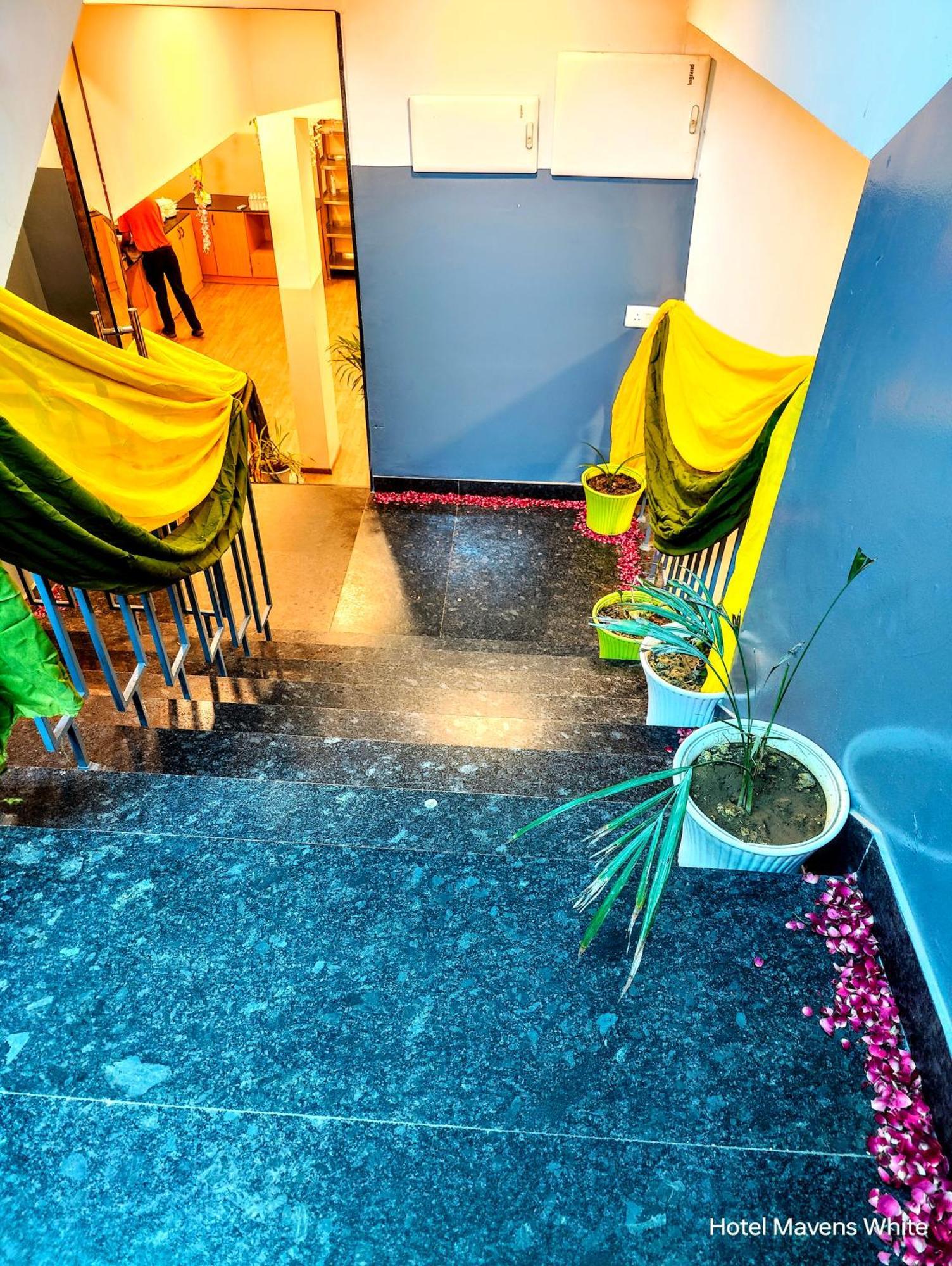 Hotel Mavens White Artemis Hospital Road Sector 52 Gurgaon Extérieur photo