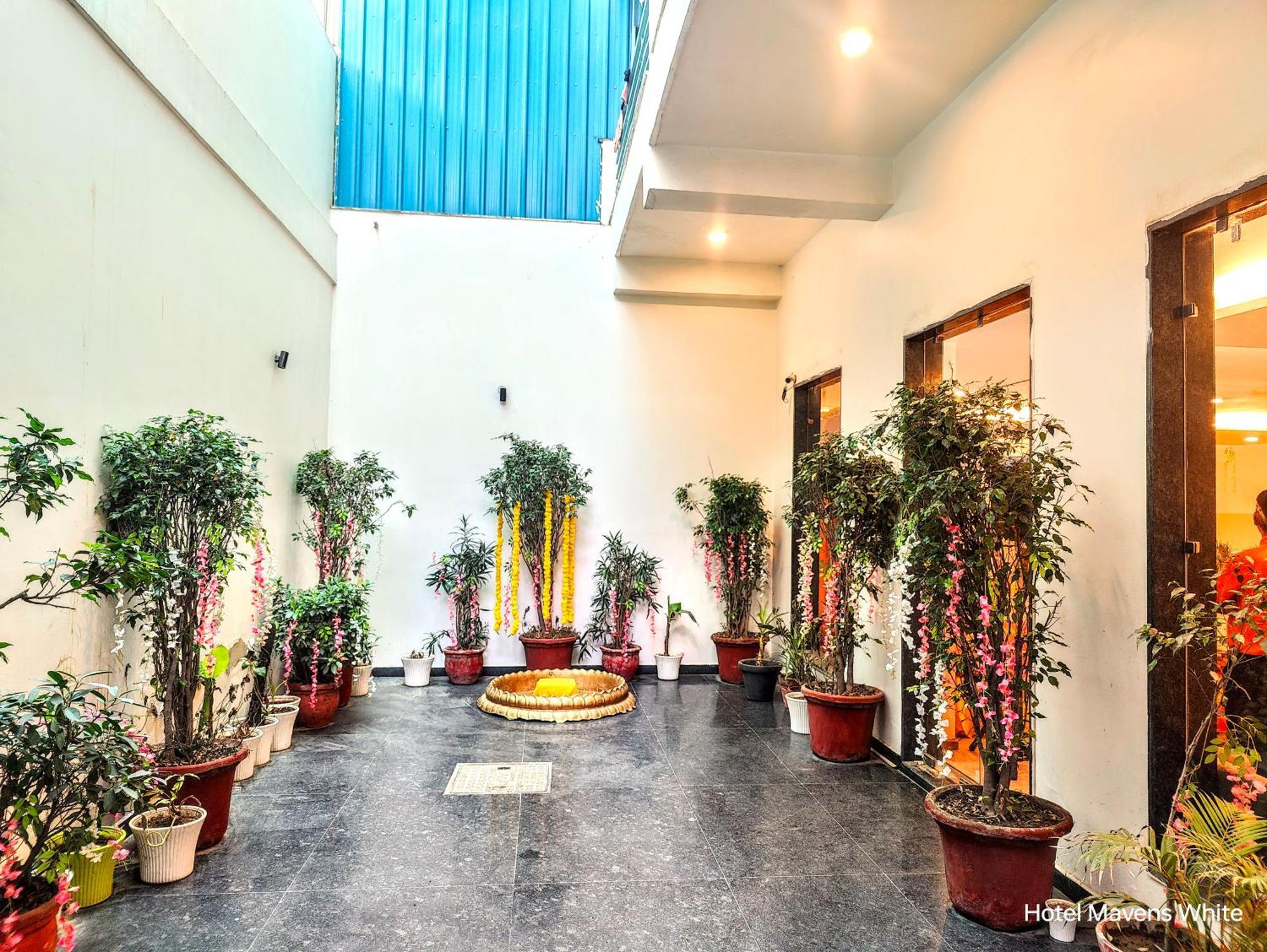 Hotel Mavens White Artemis Hospital Road Sector 52 Gurgaon Extérieur photo